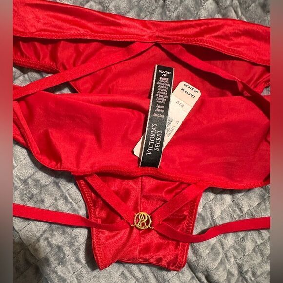 Victoria's Secret VERY SEXY
So Obsessed Strappy Cheeky Panty Medium Lips… - Picture 9 of 15
